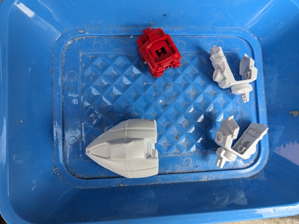 まずは普通に合わせ目消しをします。パーツが少ないのでここは簡単です・・・ここだけは・・・