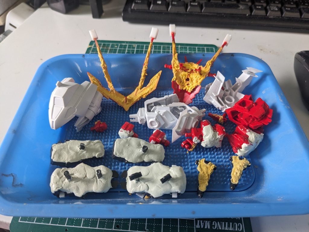 BB戦士の最も大変な部分は肉抜きがひどい点です。HGのようにモナカ構造ならいいのですが、前面だけで後ろ半分がないとかが普通にあります。