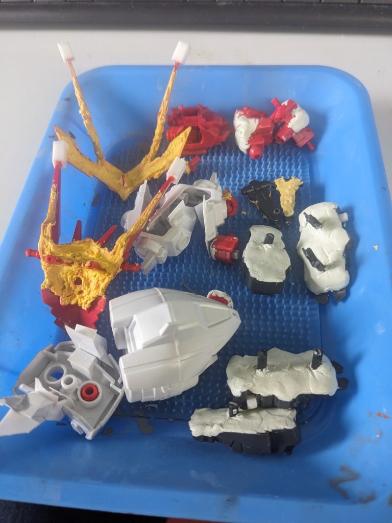 肉抜きの埋め方は三種類あります。1,パテで埋める。2、プラ板でふさぐ。3中に何か入れて内部構造を作る見せる肉抜き。