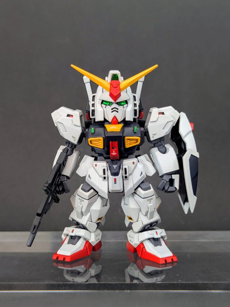 まずはぐるりと白はいつも通り単調にならないように2色で塗り分けています(gandam-hand2)目やセンサーはフィニッシュシートにレジンを盛りキラキラに✨️所々にワンポイントでレッドチップを入れてます(gandam-hand2)モビリティジョイントの造形アレンジのおかげで、見応えある物になったのではないかなぁ(gundam-kao1)