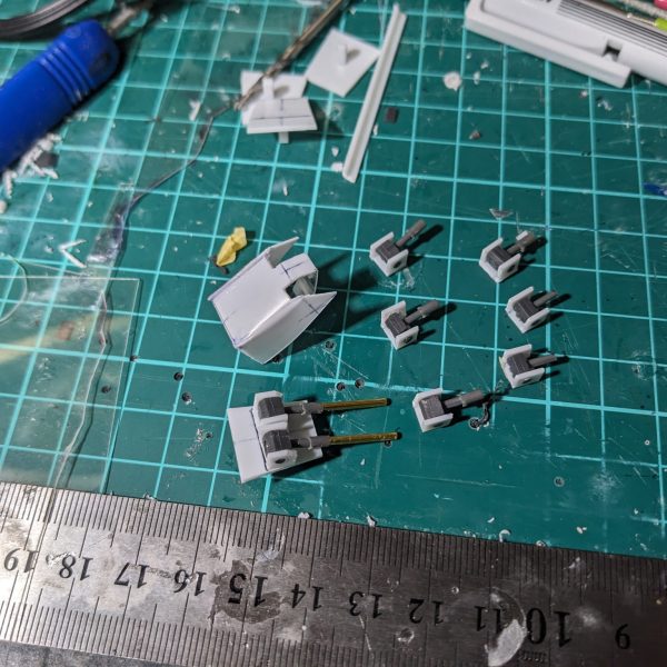 フルスクラッチで制作中のムサカ級。主砲の艤装が完了。やっぱり艦船模型は主砲あると表情がついてカッケェっすね！主砲はいつも使っているコトブキのパーツが絶版になったため、一から構造を設計し直すことに…。これに1ヶ月費やしましたよ…。おかげでシリンダーで繋ぐという方法を思いつきラーチャターよりリアルになったかも（ 尚細かすぎて見えない模様。）でもこれから対空砲の作成がひたすら待ってるってマ？ムサカ級ってカッコいいけど立体化すると嘘が凄くてこんなのまとまるかーって感じでしたけど、うん。カッチョよくまとまりましたね。ちゃんとサザビーも入るMSデッキですよ。大佐。 （7枚目）