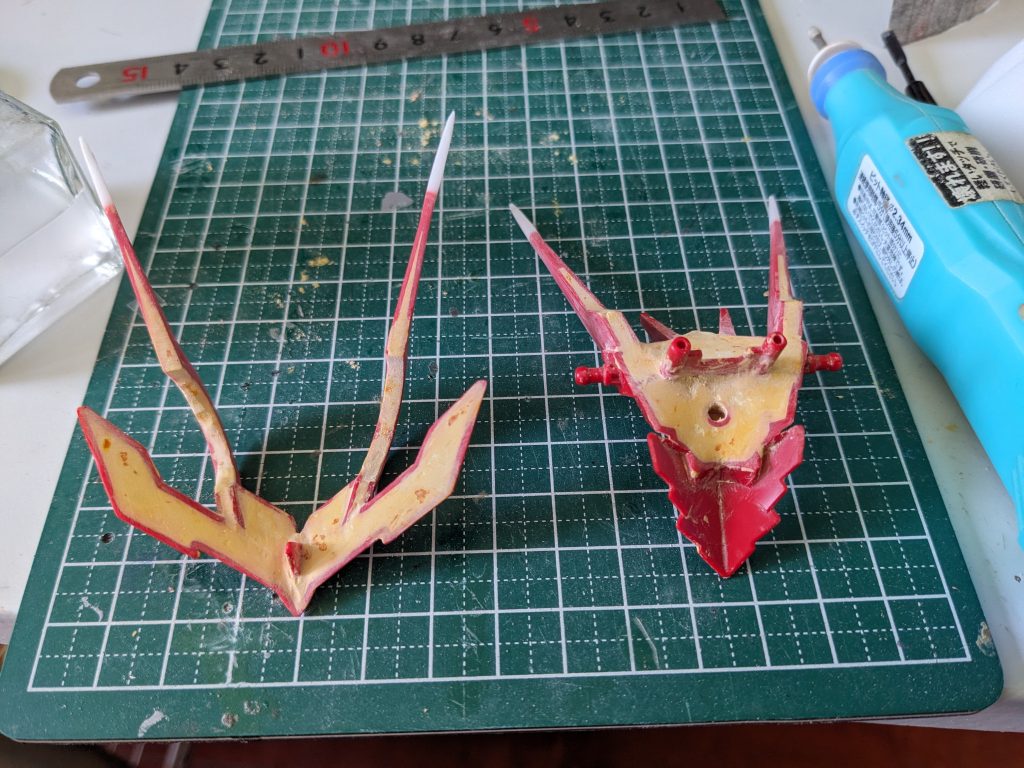 ついでに角を延長しました。プラ板をくっつけてあとはひたすら削りまくりました。そして何度も折りました(笑)くっ付けては削り、折れてはくっつけるを繰り返す地獄に落ちました(笑)