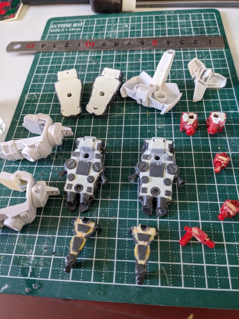 パテやプラ板でふさいだ後にディテール追加などをします。ホビーのパテにはプラ模様の接着剤が使えます。