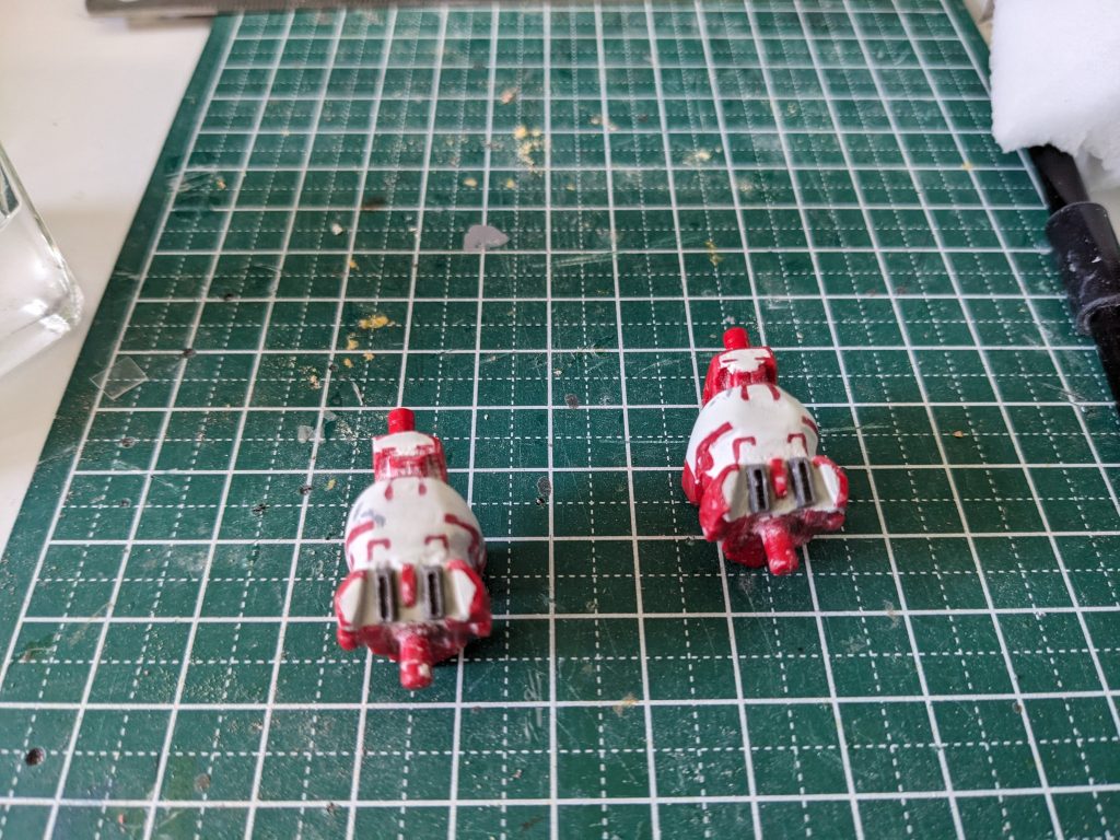 パテでふさぐ場合、大きく分けて二つあります。柔らかくて削りやすいパテと、硬くて削りにくいパテです。前者は普通の穴などをふさぐのに適していて、後者は固まった後に高さや削って形を作るのに適しています。