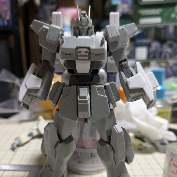   2025年 4月29日(火)いつも行くお店のガンプラ再販日に、Ez-SRを狙いに行く。入荷数2つだけに対して欲しい人十数人。抽選の結果買え無かった。多分入荷数が、少く買え無くて無理だろうと思っていたので、二〜三日前にAmazonで中古品を購入。現在製作中である。Ez-SRを作った事がある人なら分かると思うが、腕が水平に持ち上がら無いので改修した。ベースのガンプラが、Ez-8と言う事で現在製作中のEz-8と同じ様なスタイル改修をする予定です。約5割位改修した。Ez-SRは、カッコ良いですね。色が、白とグレーだから上手く行けば4日の連休で完成するかな？（1枚目）