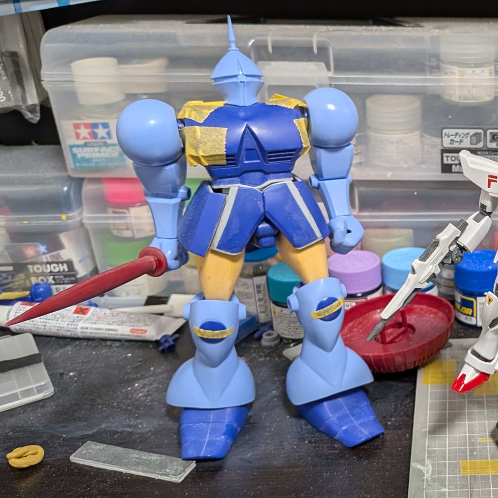 腰を回転できるように真っ二つにしました。あと、太ももが貧弱だったのでパテで太くしています。作業が大変なのでMGを買っておけば良かったと後悔したこともありますが、旧キットは何だかんだ楽しいですね。