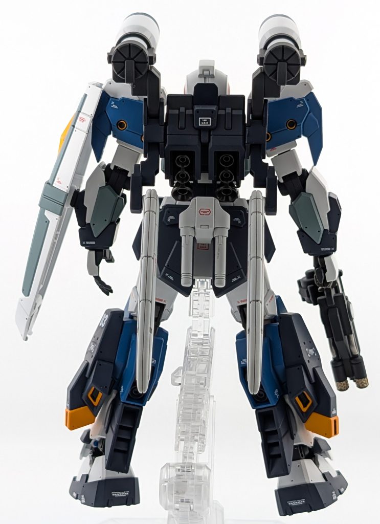 フロントショット＋バックショット。アーマーを装着させると印象がかなり変わりますね。塗り分けを結構頑張りました。