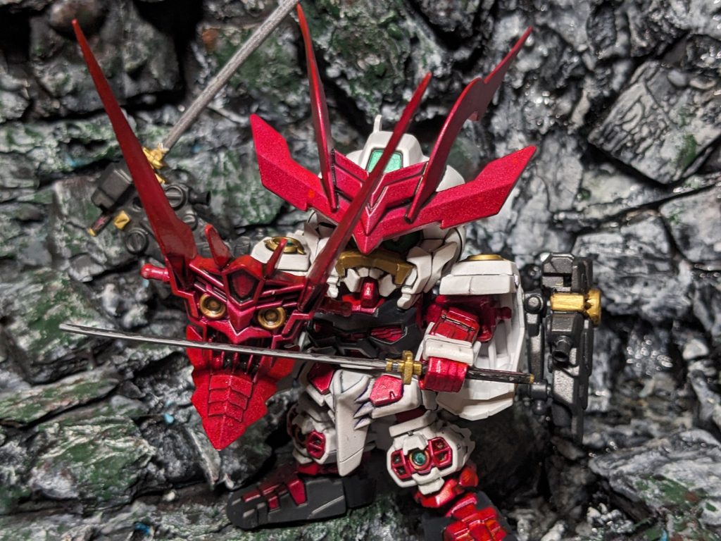 盾を構えさせようとしたら取っ手が折れました(笑)なので金属棒を中に入れてくっつけました。