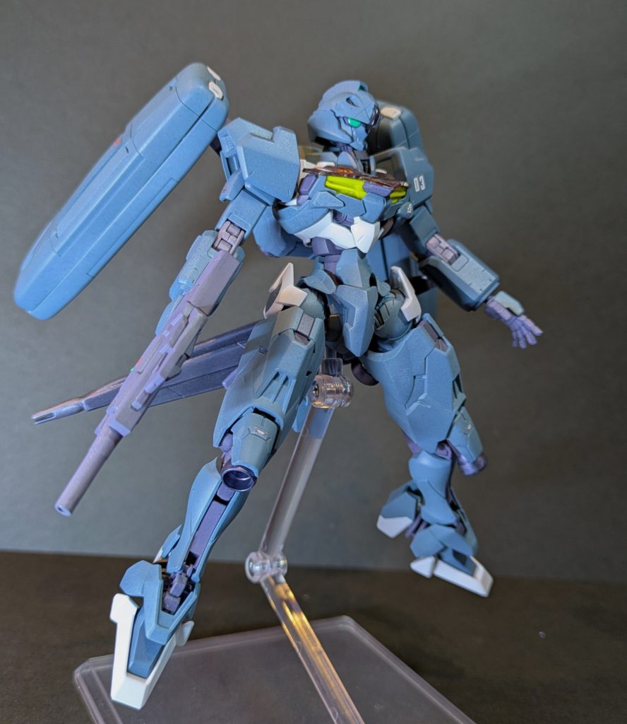 機体色にガンダムマーカーを使用しましたが今回は2液混合に挑戦しました。ちなみに色はガンダムグレー+ガンダムライトブルーを1:1で混合しています。