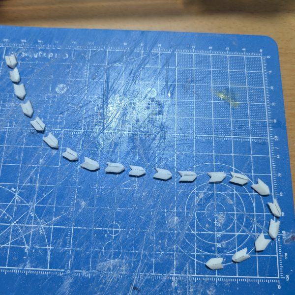 ほぼすべてのパーツがver3位のを作り直し頭、肩、サイドアーマー、まわしアーマー追加そしてガリアンといえばガリアンソード 三角柱くっつけて作ろうとしたけど、最後の穴開けができなかったので、結局3mmプラ板から削り出し（2枚目）