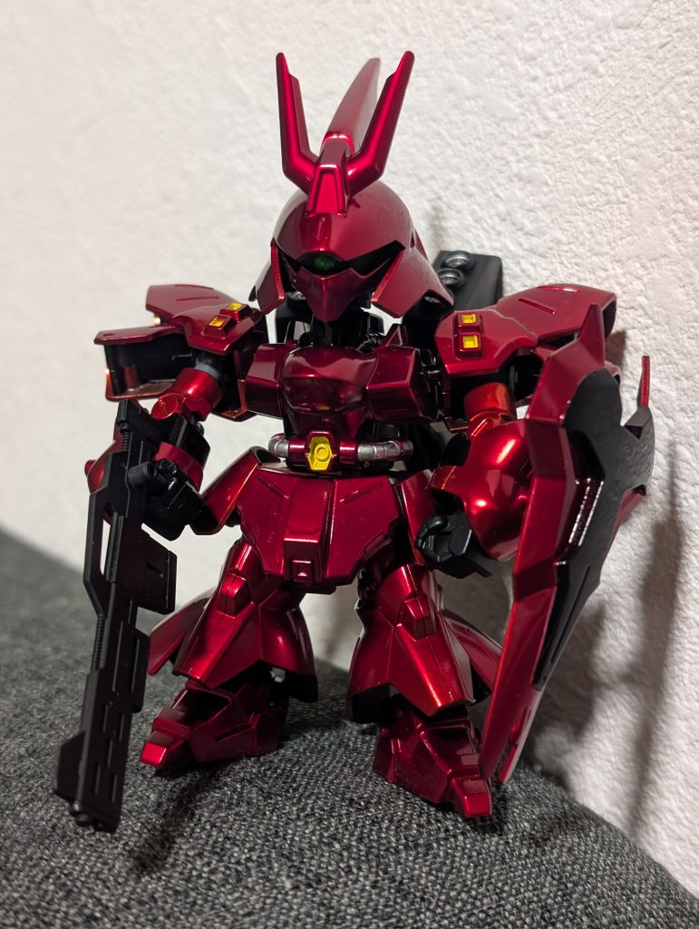 再び正面から。モノアイはガイアノーツの蛍光グリーンです。黄色の部分はクレオスのガンダムイエロー。シルバーはガイアノーツのエナメル塗料のピンポイントシルバーです。