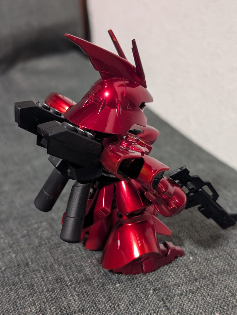 後ろ姿。外装は、Ex-ブラックを下地に塗り、スターブライトゴールドの上からクリアーレッドを4層くらい塗り重ねました。最後にクリアーを吹いています。（全てガイアノーツ）バックパック？などの装備はつや消しブラックです。つや消しブラックを持っていなかったので、Ex-ブラックをフラットベースでつや消しにしたんですが、配合を間違えたのか最初大変なムラになって塗り直しました。肩の部分の黒は面倒になってただのEx-ブラック塗ってます。