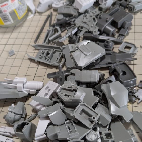   Ez-SRのイントルーダー、エレミネーターと作っていたらシャドウファントムも欲しくなります。パーツを切り取って、これから二度切りして行きます。   改修は、イントルーダー、エレミネーターと同じにやって行きます。（1枚目）
