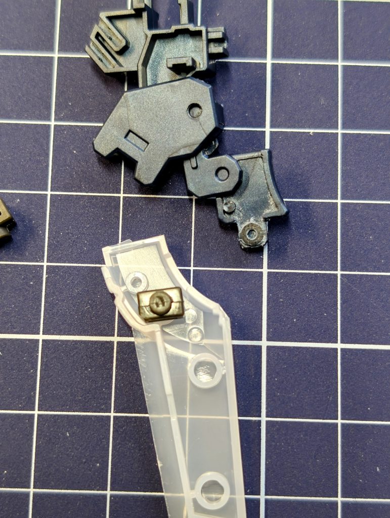 足のスネ部分に合わせ目が出るのがどうしても気になったので後ハメの方法を色々考えていましたが、余っていたポリキャップがちょうどよくハマったので、ヒザ側をポリキャップにはまるように加工して差し込めるようにしました。最近のキットは後ハメしなくても綺麗に作れることが多いので、改めてガンプラの進化を感じました。