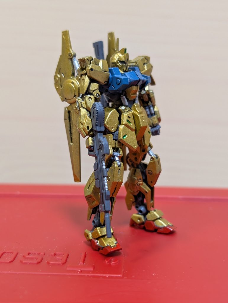 組み立て後、メカサフヘヴィを全体に吹いて筆塗り。金はクレオスのスーパーファインゴールド。銀は同じくスーパーファインシルバー。