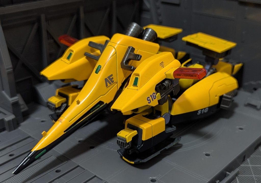 モビルアーマー形態本機の大きな特徴となる変形機構は維持…というか、本家同様こちらがメイン形態です。僚機のジムコマンドがコロニー内の運用に特化しているのに対し、本機はコロニー間、つまり宙域での運用も考慮して開発されています。