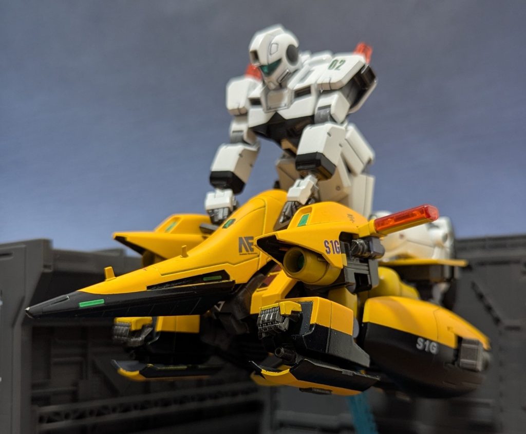 サブフライトシステム運用本機最大の特徴がこちら。僚機を載せた高速移動が可能です。コロニー内はもちろん、近隣のコロニーで発生した大規模テロ事件への増援も迅速に対応します。