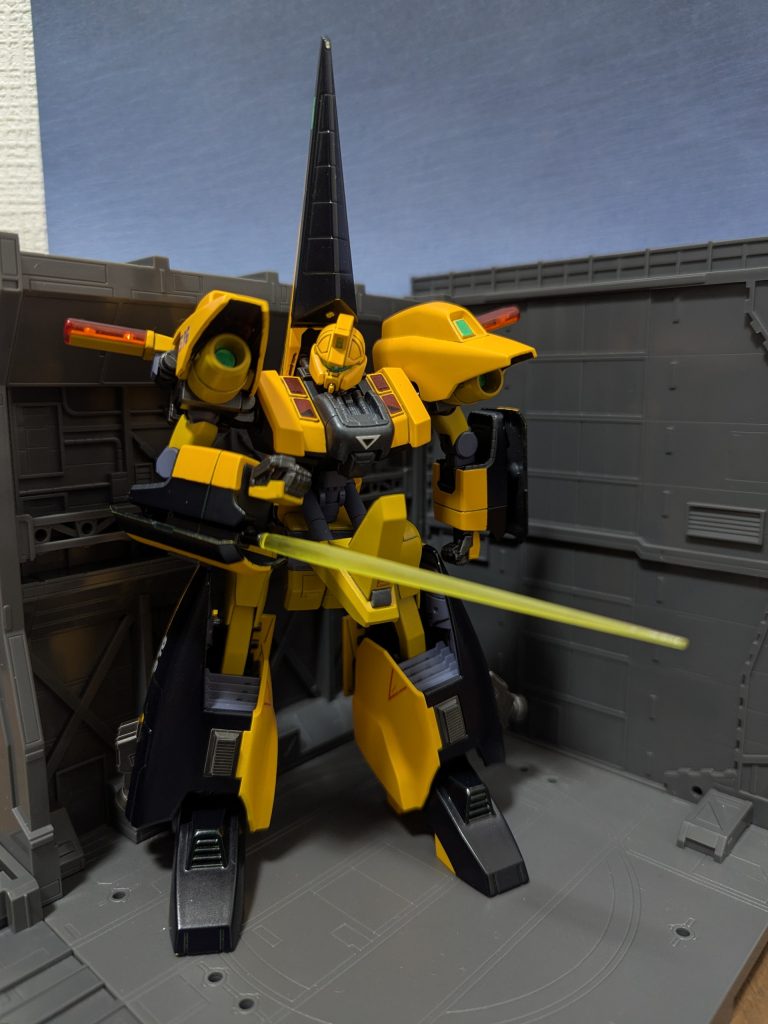 主兵装はビームサーベル兼用のビームガン。固定式で両腕に装備。もちろんMA形態でも使用可。その外側には小型シールドを追加。