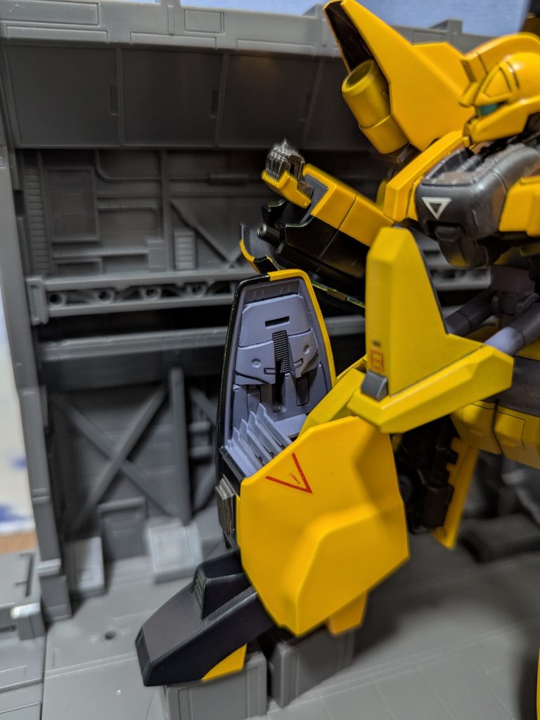 設定上6本もあったデフォルトのビームサーベルは廃止、ジャンクパーツを加工して増設タンクっぽいディテールにしてみました。