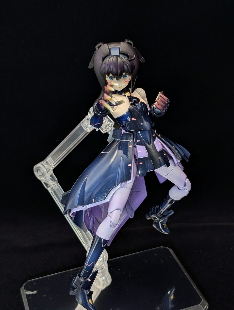 青く輝く黒いドレスをイメージして塗装したところ、どう見てもキュベレイMk2にしか見えなくなってしまいました。青下地の上からクリアブラックを塗り重ねたました。