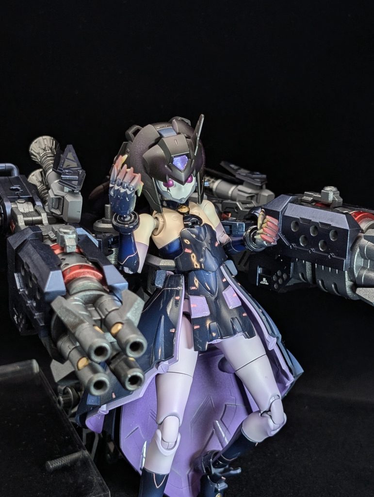 肩などが肌色のため、仮面にしかみえない