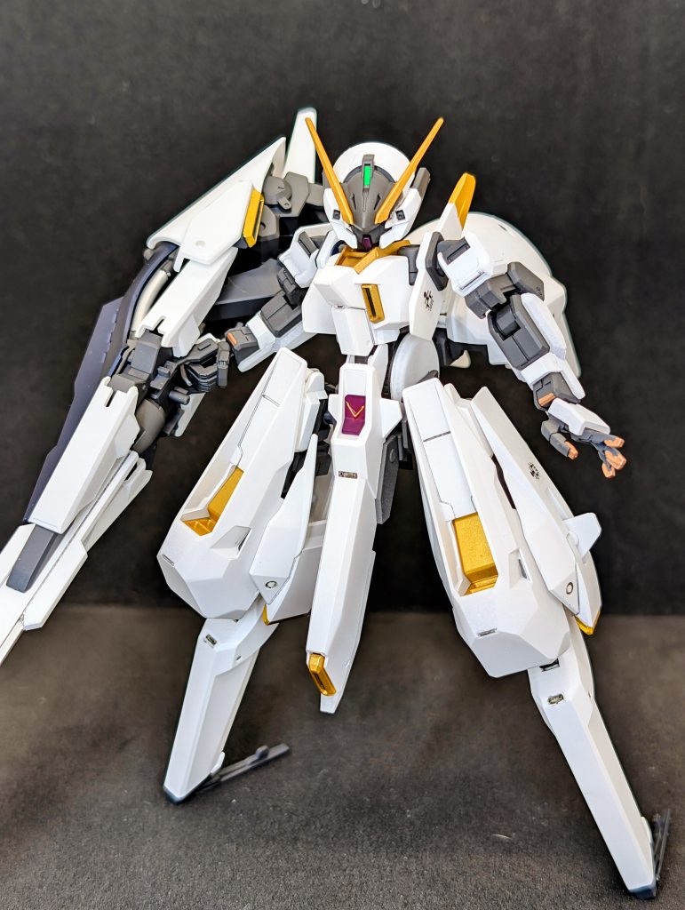 A.O.Zの機体はどれも好きなのと、最近はA.O.Zの機体がなかなか手に入らないのでウーンドウォートが手に入ったことに興奮しつつ、帰宅後すぐに作成しました。カラーリングについては原型の雰囲気を壊さない程度に少し独自性を入れてます。今回初めて部分塗装にGAAHLERIのメタリックマーカーを使用してみたのですが、ムラも少なくワンポイントとかの塗装に使うのにとてもいいですね。