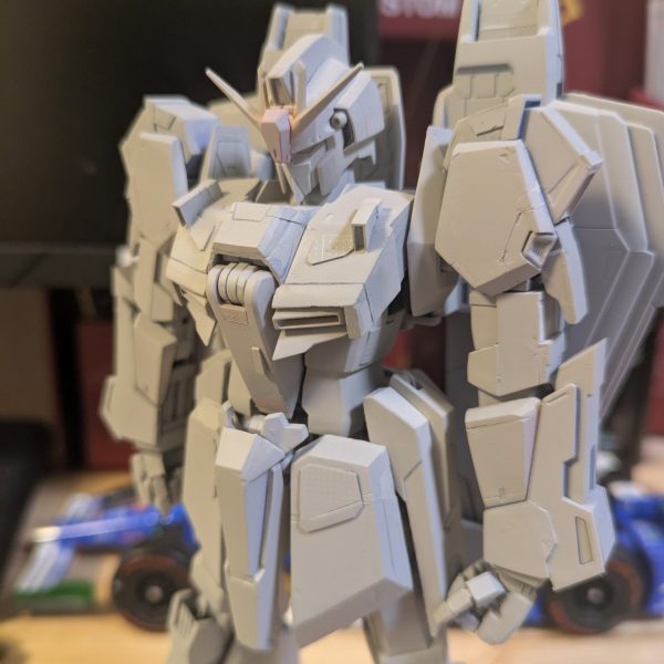 MG Zガンダムver 2.020年前のキットですがなんだかんだZガンダムのプラモデルでは一番カッコイイと思います。ただ、気になるところは多いので、結局ほぼ改修することに肩アーマーの形状変更、ふくらはぎの大型化、腰アーマーの大型化、前腕部の大型など、やること膨大表面処理がなかなか終わらない...（1枚目）