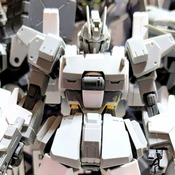    2025年 5月3、4、5日の連休中ガンダムEz-SRイントルーダー、エレミネーター、シャドウファントム をいじくりこんにゃくしていた。   予定では、連休中にイントルーダーを完成させるつもりだったが、エレミネーター、シャドウファントムに、手を付けてしまったから出来ませんでした。   イントルーダー、シャドウファントムは、全体的に約2センチ延長。約1センチ幅増ししました。   エレミネーターは、約7センチ延長(武器込み)。約センチ幅増ししました。   足首？つま先？辺りは、プラ板やキッドを切り刻んで形態変更してます。リアアーマーは、製作中のガンダムEz-8と同じ様に、切り刻んで可動出来る様にしてあります。（1枚目）