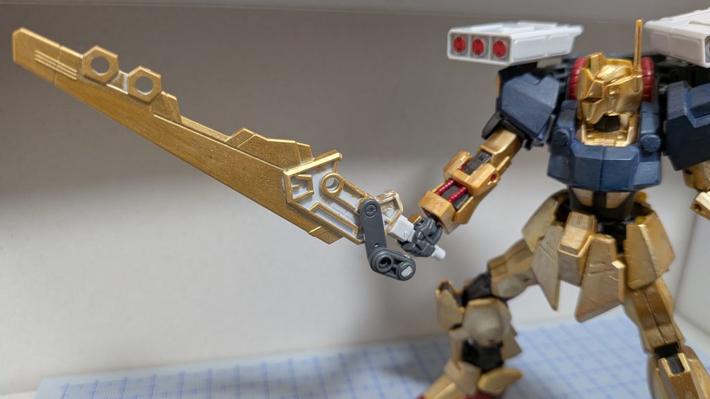 スタビライズソード百式のバックパックにマウントしているソード、通常時には、スタビライザーとしての役割をしていますが、外して、ソードにすることも可能です。