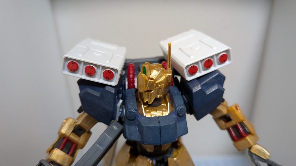 ミサイルポッド左右それぞれにマウントしています。弾は閃光弾、ジャミング弾、粒子弾を搭載しています。