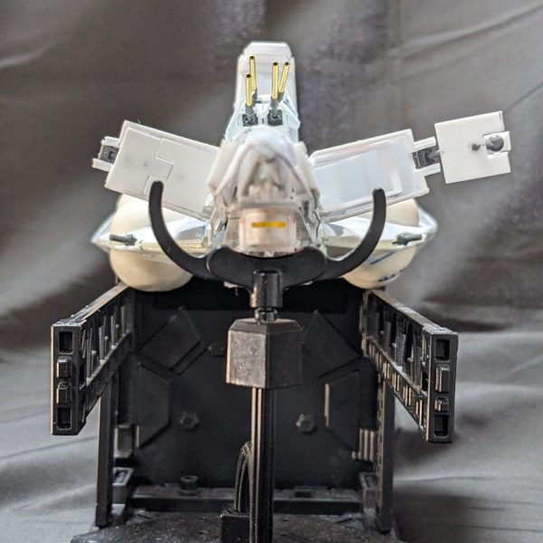 フルスクラッチで制作中のムサカ級。主砲の艤装が完了。やっぱり艦船模型は主砲あると表情がついてカッケェっすね！主砲はいつも使っているコトブキのパーツが絶版になったため、一から構造を設計し直すことに…。これに1ヶ月費やしましたよ…。おかげでシリンダーで繋ぐという方法を思いつきラーチャターよりリアルになったかも（ 尚細かすぎて見えない模様。）でもこれから対空砲の作成がひたすら待ってるってマ？ムサカ級ってカッコいいけど立体化すると嘘が凄くてこんなのまとまるかーって感じでしたけど、うん。カッチョよくまとまりましたね。ちゃんとサザビーも入るMSデッキですよ。大佐。 （2枚目）