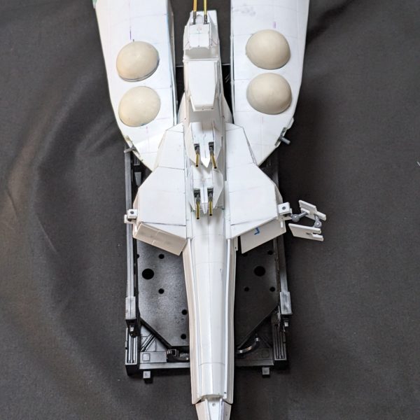 フルスクラッチで制作中のムサカ級。主砲の艤装が完了。やっぱり艦船模型は主砲あると表情がついてカッケェっすね！主砲はいつも使っているコトブキのパーツが絶版になったため、一から構造を設計し直すことに…。これに1ヶ月費やしましたよ…。おかげでシリンダーで繋ぐという方法を思いつきラーチャターよりリアルになったかも（ 尚細かすぎて見えない模様。）でもこれから対空砲の作成がひたすら待ってるってマ？ムサカ級ってカッコいいけど立体化すると嘘が凄くてこんなのまとまるかーって感じでしたけど、うん。カッチョよくまとまりましたね。ちゃんとサザビーも入るMSデッキですよ。大佐。 （5枚目）