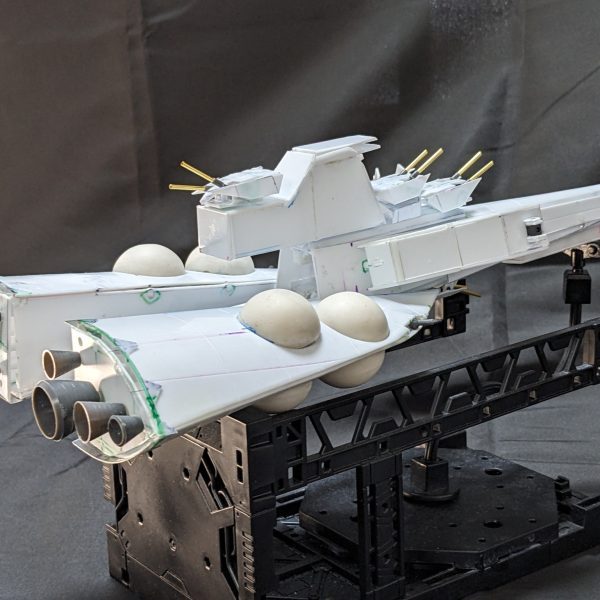 フルスクラッチで制作中のムサカ級。主砲の艤装が完了。やっぱり艦船模型は主砲あると表情がついてカッケェっすね！主砲はいつも使っているコトブキのパーツが絶版になったため、一から構造を設計し直すことに…。これに1ヶ月費やしましたよ…。おかげでシリンダーで繋ぐという方法を思いつきラーチャターよりリアルになったかも（ 尚細かすぎて見えない模様。）でもこれから対空砲の作成がひたすら待ってるってマ？ムサカ級ってカッコいいけど立体化すると嘘が凄くてこんなのまとまるかーって感じでしたけど、うん。カッチョよくまとまりましたね。ちゃんとサザビーも入るMSデッキですよ。大佐。 （3枚目）