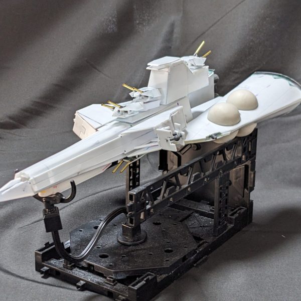 フルスクラッチで制作中のムサカ級。主砲の艤装が完了。やっぱり艦船模型は主砲あると表情がついてカッケェっすね！主砲はいつも使っているコトブキのパーツが絶版になったため、一から構造を設計し直すことに…。これに1ヶ月費やしましたよ…。おかげでシリンダーで繋ぐという方法を思いつきラーチャターよりリアルになったかも（ 尚細かすぎて見えない模様。）でもこれから対空砲の作成がひたすら待ってるってマ？ムサカ級ってカッコいいけど立体化すると嘘が凄くてこんなのまとまるかーって感じでしたけど、うん。カッチョよくまとまりましたね。ちゃんとサザビーも入るMSデッキですよ。大佐。 （1枚目）