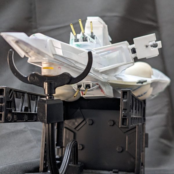 フルスクラッチで制作中のムサカ級。主砲の艤装が完了。やっぱり艦船模型は主砲あると表情がついてカッケェっすね！主砲はいつも使っているコトブキのパーツが絶版になったため、一から構造を設計し直すことに…。これに1ヶ月費やしましたよ…。おかげでシリンダーで繋ぐという方法を思いつきラーチャターよりリアルになったかも（ 尚細かすぎて見えない模様。）でもこれから対空砲の作成がひたすら待ってるってマ？ムサカ級ってカッコいいけど立体化すると嘘が凄くてこんなのまとまるかーって感じでしたけど、うん。カッチョよくまとまりましたね。ちゃんとサザビーも入るMSデッキですよ。大佐。 （6枚目）