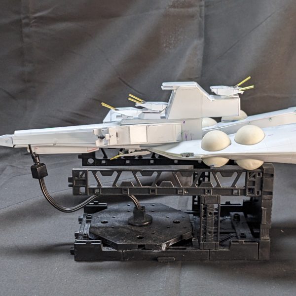 フルスクラッチで制作中のムサカ級。主砲の艤装が完了。やっぱり艦船模型は主砲あると表情がついてカッケェっすね！主砲はいつも使っているコトブキのパーツが絶版になったため、一から構造を設計し直すことに…。これに1ヶ月費やしましたよ…。おかげでシリンダーで繋ぐという方法を思いつきラーチャターよりリアルになったかも（ 尚細かすぎて見えない模様。）でもこれから対空砲の作成がひたすら待ってるってマ？ムサカ級ってカッコいいけど立体化すると嘘が凄くてこんなのまとまるかーって感じでしたけど、うん。カッチョよくまとまりましたね。ちゃんとサザビーも入るMSデッキですよ。大佐。 （4枚目）