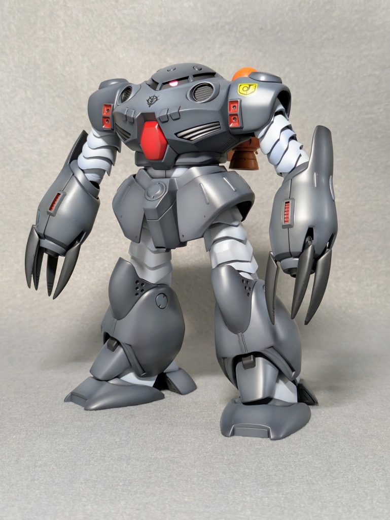 キットではモノアイが別パーツですがド真ん中に来るのが好みではなかったため、元パーツを埋めた後に少しずらした部分に塗装しました