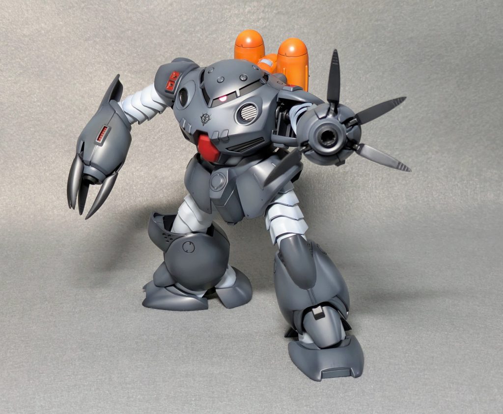 ツメの内側の肉抜きは埋めましたHGとしてはかなり初期のキットなのでハッタリが効いたポーズが中々決まらないです立ち姿は文句なしにかっこいいのですが!