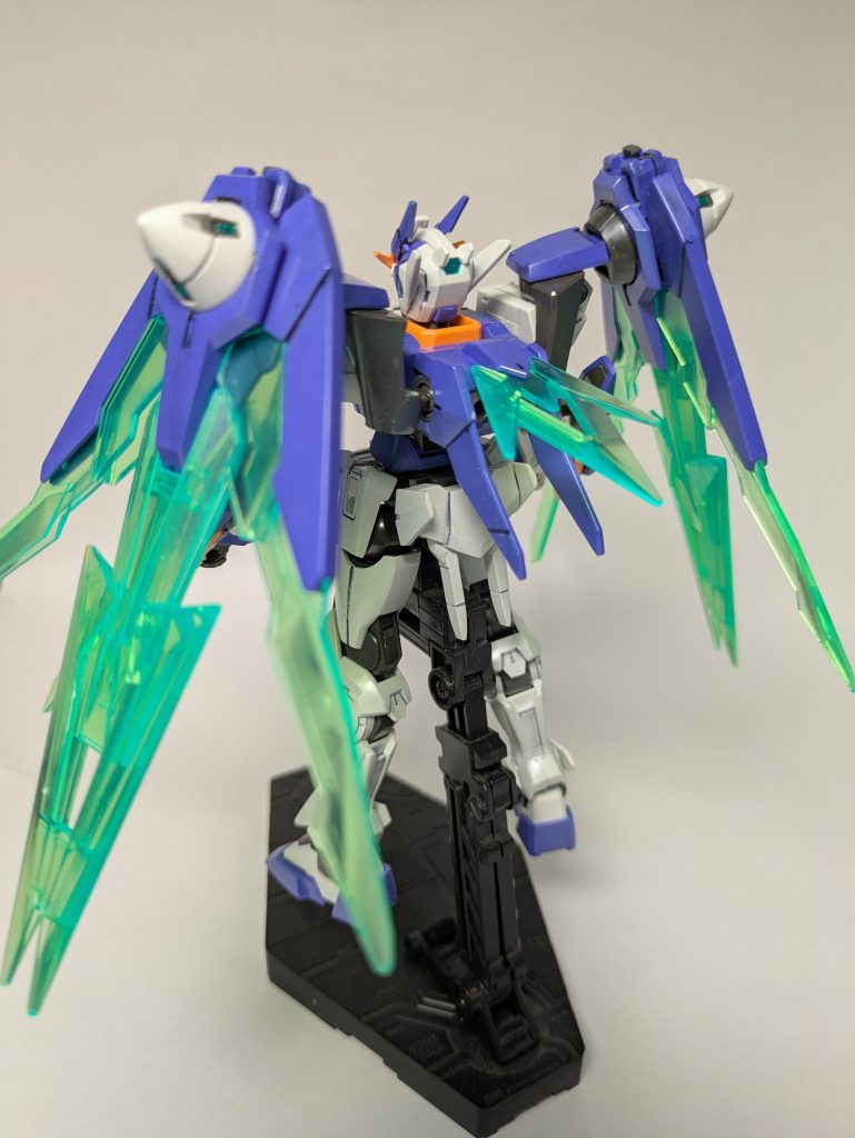 背面から見た姿。フル装備になるとボリューム満点ですね。