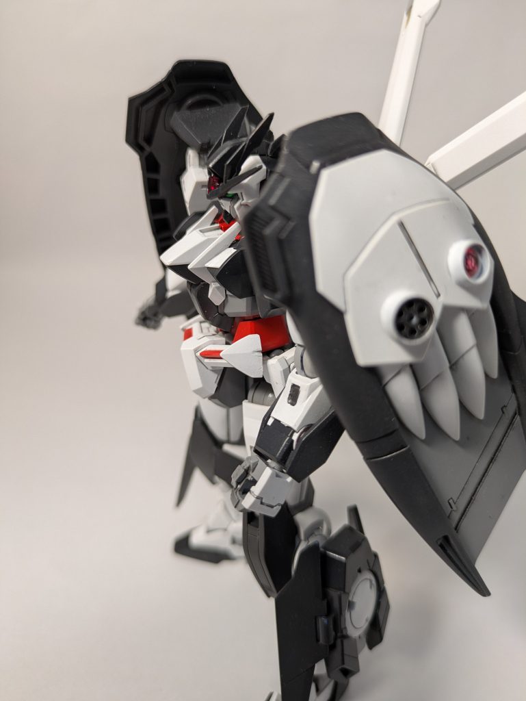 両肩にはスローネツヴァイのファングコンテナを装備し、ドクロの顔に見えるようにパーツをデコレーションしました。肩から外したGNドライブは両足に取り付けました。 