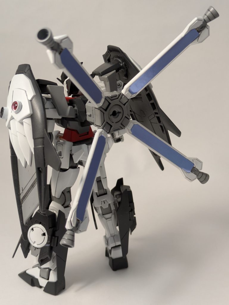 背中のバインダーはクロスボーンガンダムのものではなく、オプションパーツのスカルウエポンのものを装備しました。