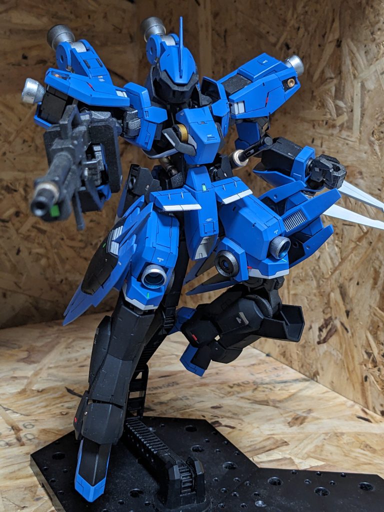 箱絵のポーズ。初投稿でしたがプラモの出来以上に写真とか文章の方が大変した。皆様の投稿を見て勉強させてもらいながらゆっくりアップしていきたいと思います。最後までご覧いただきありがとうございました。(gundam-kao6) 