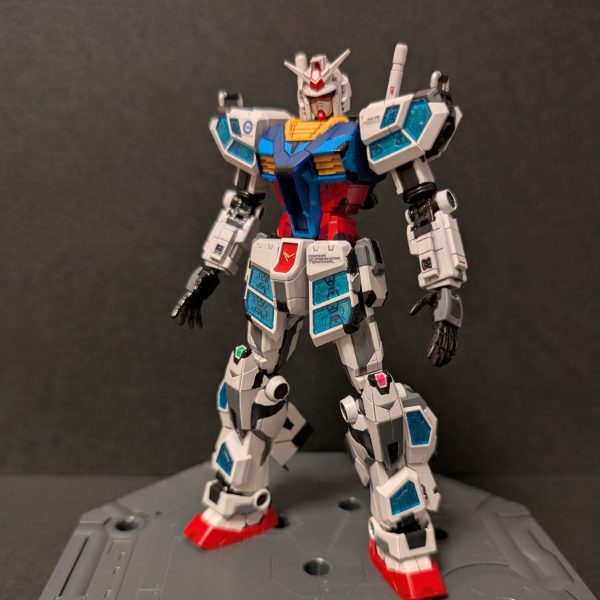 グラスフェザー装備前のこの状態、E GUNDAMであってるのかな？クリアパーツが意外とイケてるように感じます。残すはグラスフェザーですが、大変な塗り分けになりそうな予感😰ランナーは白と黒？の2色のみなので…（1枚目）