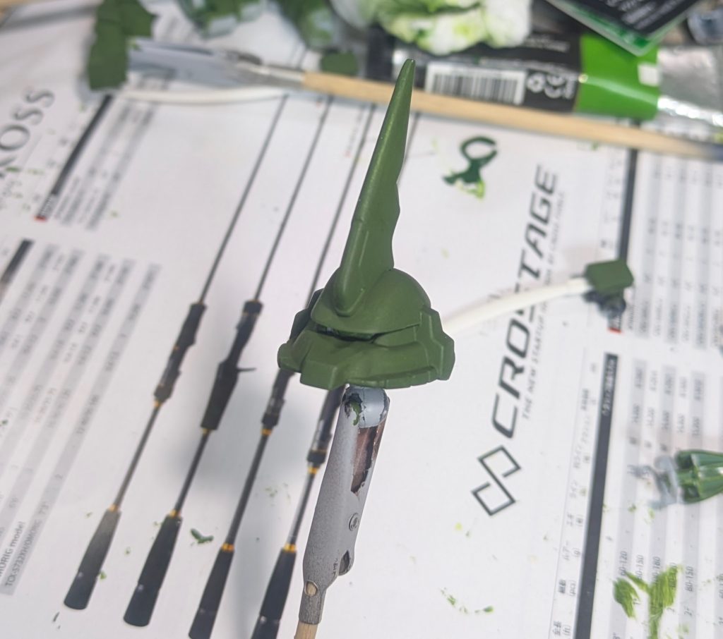 下地はかなり暗いグリーンを塗りまして…