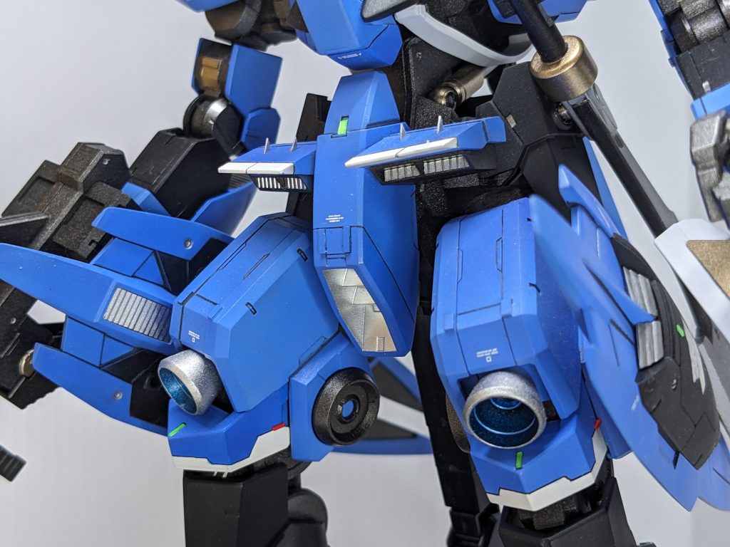 今回頑張ったフロントスカート？ペラペラだったので下部にダクト付けて上にはフィンを立ててみました。何かでこんなデザインあったよ〜な…と思ってエールストライクのRG、MG、PG見てましたがフィンは無かったので思い違いだったっぽい。実用性は分かりませんがデザイン的にはカッコ良くなったと自画自賛塗装してる時に、切り離して可動するようにすれば良かったと思いましたがほぼ塗り終わってたので後の祭り…ちなみにフィンは2回折れてつけ直し＆塗装し直しました(gundam-kao9)