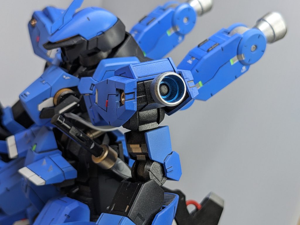 分かりにくいですが青は2種類使ってます。MSライトブルーがメイン、濃い青はそれにブルーを混ぜたものを使用。そんなに違いが無いですね、控え目です(gundam-kao5)腰トマホークの接続は初のネオジム磁石。