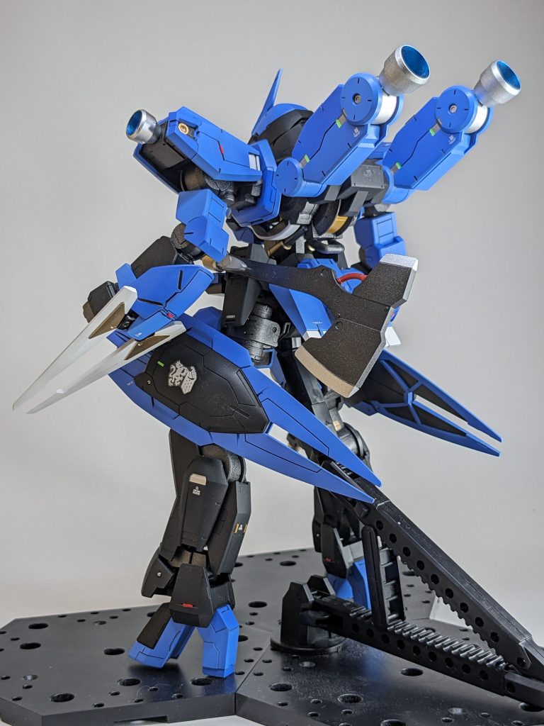 斜め後ろから。後ろから見てもカッコいいデザイン(gandam-hand2)お台場のガンダムも後ろからバーニア見上げた時のアングルがカッコいい(zaku-kao2)太ももスラスターのギャラルホルンデカールが気に入ってます。