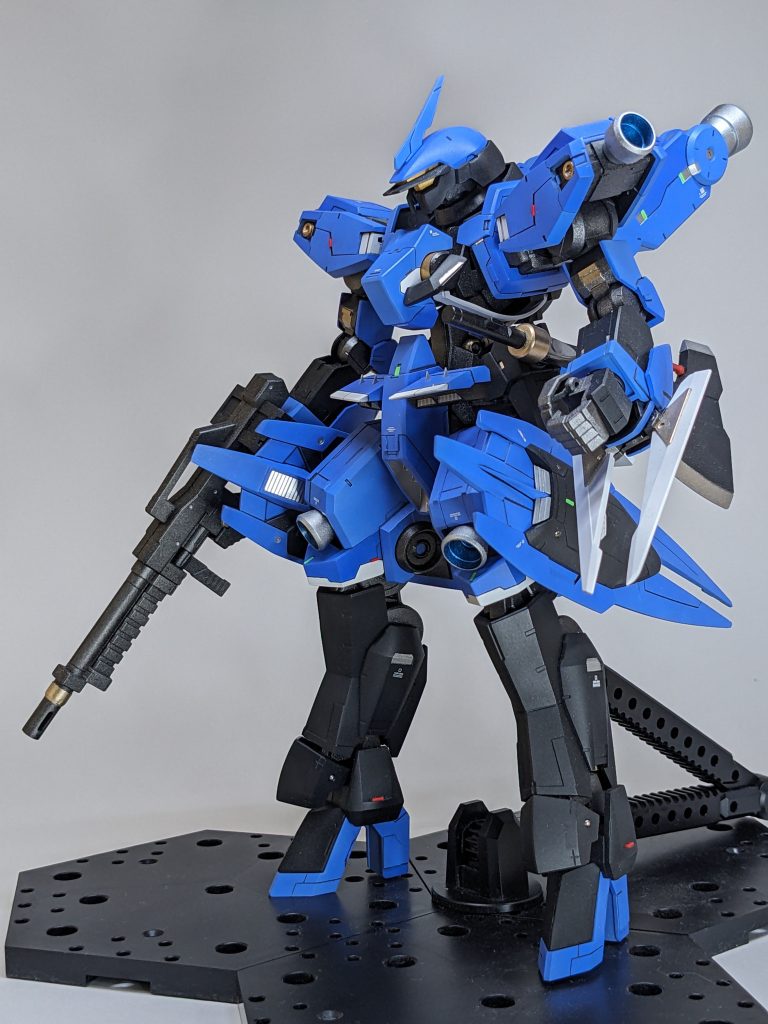 スジ彫り追加、レッドチップとメタルボール付けてます。グリーンに光ってるセンサーはラピーテープ+透明プラ板に蛍光グリーンです。青と黒しか無かったので所々に白を追加してます。