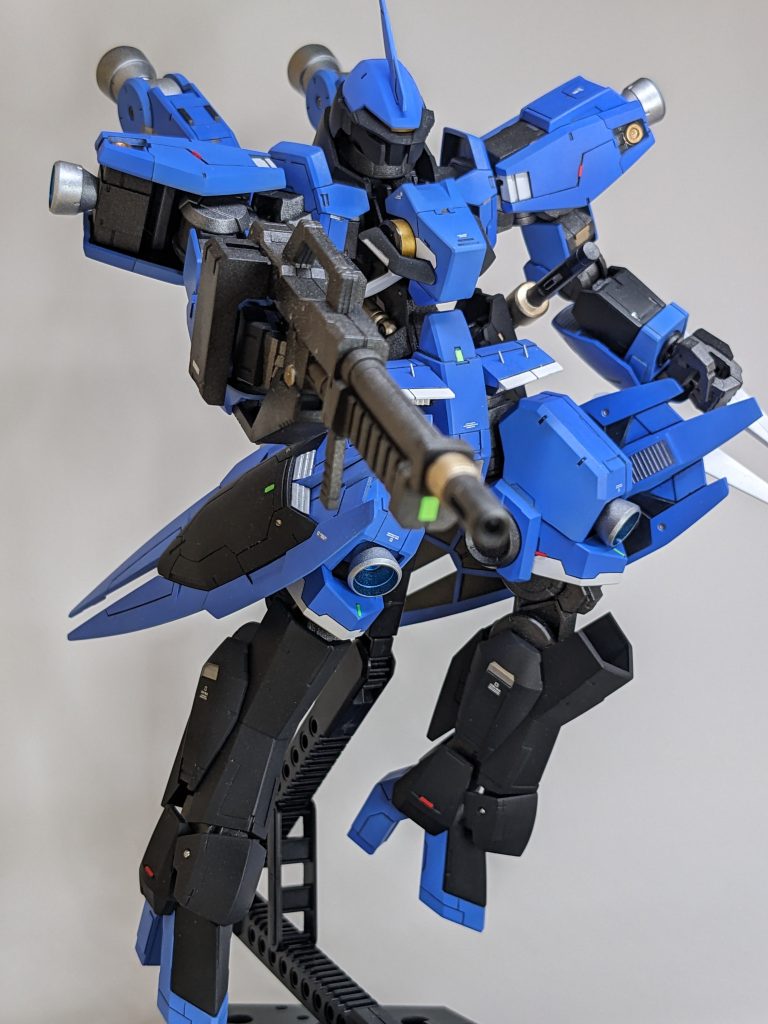 ライフルを構えて。アクションポーズ取るの難しいです。そもそもポージング難しい。センスが…皆さんすごくカッコいいポーズばかりで全員光魔法の使い手かと…尊敬します(zaku-kao3)