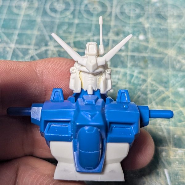 GP01改修加工進捗です頭部∶顔を分割して少し奥へ角度をつけて組み直しましたブレードアンテナ∶キットのままでは平べったくのっぺり感凄かったのでヤスリで削り込みました首周り∶仕込むポリキャップに合わせて首長さを削り調整腰周り∶全体的に2ミリ延長コックピットハッチも2ミリ延長して硬化後成形しようかとおもいますこれで上半身のバランス少しは調えたかと思います（1枚目）